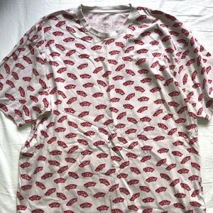 Vans t-shirt  - Herr tröja men funkar till dam också. Har börjat få lite noppor men inget som syns jätte tydligt. Lite missfärgad vid halsen. Längd ca 73cm. Vikt ca 195g. 