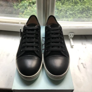 Lanvin Captoe - Säljer dessa sprillans nya Lanvin Captoe. Aldrig använda med prislapp kvar. Priset kan diskuteras vid snabb affär. Hör av er vid frågor och funderingar!