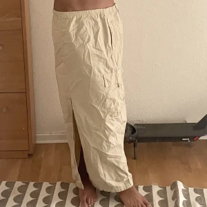 Cargo Kjol - Ljusterabar cargo tjol Färg: Beige Märke: Jaded London  Storlek: Ljusterbar S/XS/M