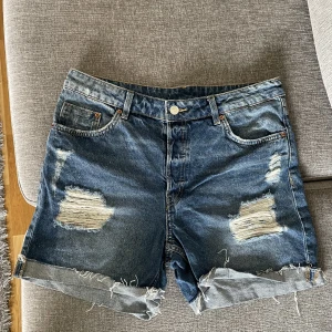 Jeans shorts i mycket bra skick - Jeans shorts i mycket bra skick •Storlek 40 •Hittar ingenting att anmärka på, knappt använda •Nyligen tvättade 🌸 •Pris: 60 kr 🚫Djurfritt och rökfritt hem 📍Kan mötes upp i Mölnlycke eller 📬Kan skickas mot fraktkostnad (60 kr)