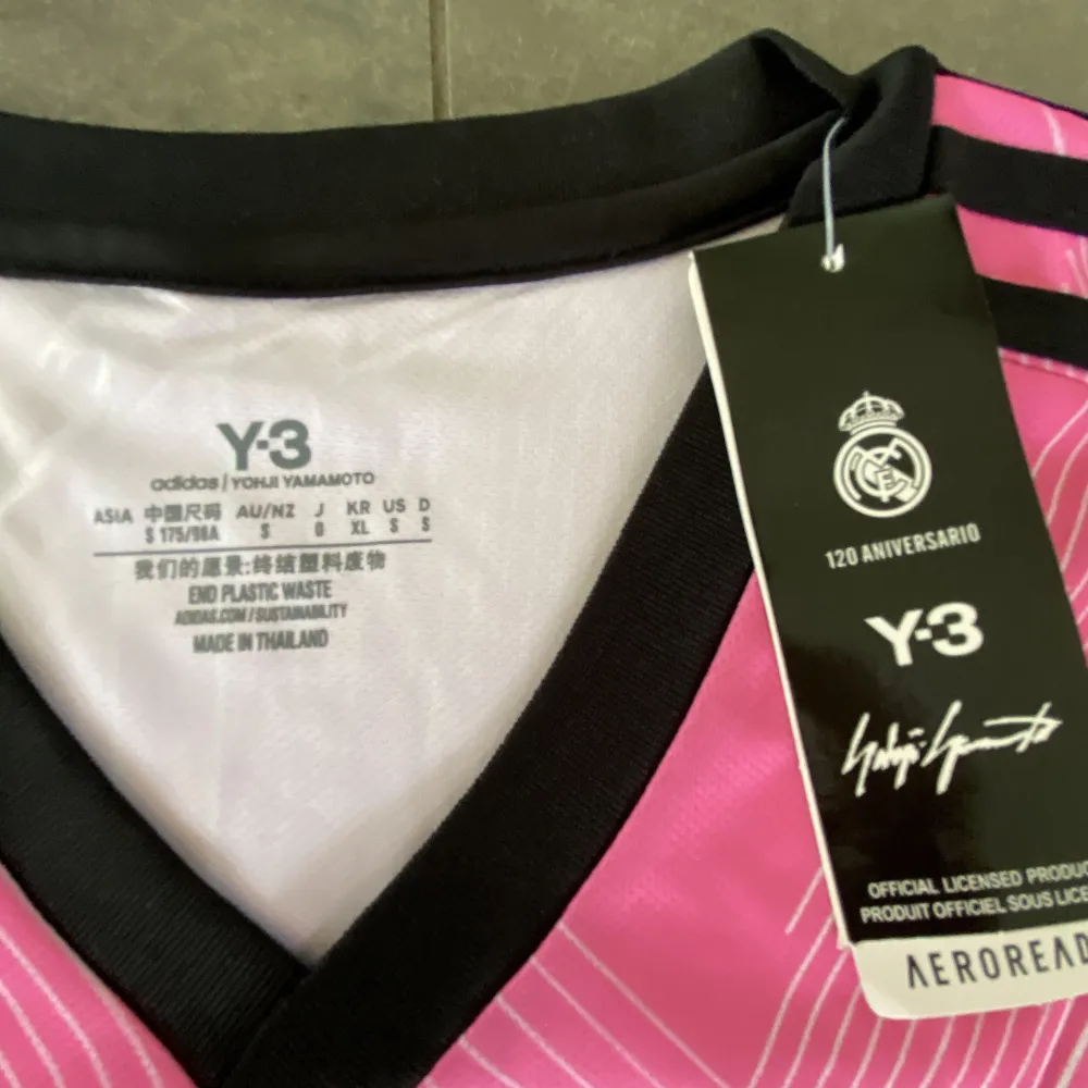 Real Madrid tröja med Y3. Helt ny. Storlek Small, 349kr. T-shirts.