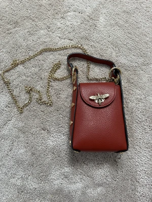 Verra pelle väska - Röd Vera Pelle väska i bra skick.  15cmx12cm  Nypris: 1100kr