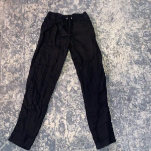 Svarta linnebyxor  - Ett par svarta linnebyxor.