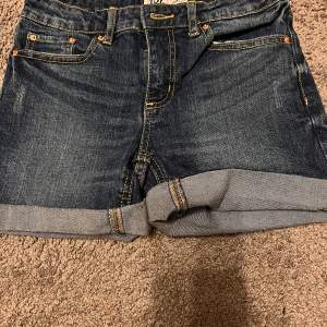 Aldrig använda pågrund av förstora🥰 jätte fina Jeans shorts från lager 157 aldrig använda dom är mellan midjade😅