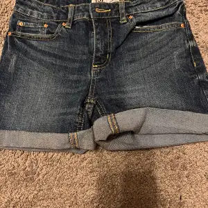 Aldrig använda pågrund av förstora🥰 jätte fina Jeans shorts från lager 157 aldrig använda dom är mellan midjade😅
