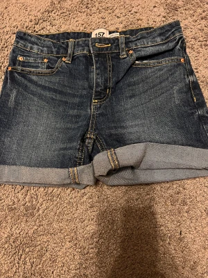  shorts😻 - Aldrig använda pågrund av förstora🥰 jätte fina Jeans shorts från lager 157 aldrig använda dom är mellan midjade😅
