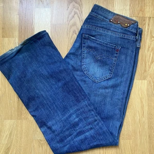 Lågmidjade jeans från replay  - Säljer dessa lågmidjade Replay jeans med riktigt snygg wash! De är raka i benen men sitter baggy. Säljer pga för stora för mig. Midjemåttet är 90cm och sitter bra i längden på mig som är 173. 
