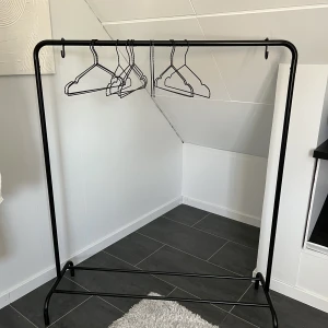 Klädhängare - Säljer min superfina klädhängare då jag inte har användning av den längre, den är i jättefint skick (som ny) Galgarna ingår om man vill ha den annars slängs dem, köparen står för frakten, frakten nere stämmer inte!