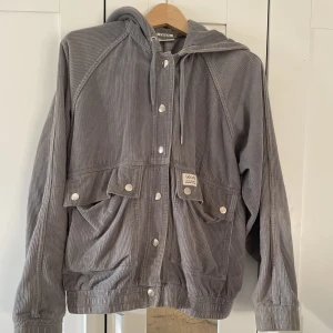 Manchesterjacka från Urban Outfitters  - Manchesterjacka från Urban Outfitters i storlek L, i mycket gott skick. 