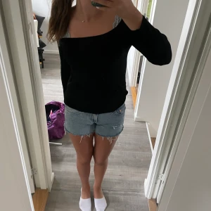 Finaste svarta toppen!! - Superfin ribbad off shoulder topp som passar till många plagg! Säljer då jag har flera liknande plagg. 🥰 frakt tillkommer