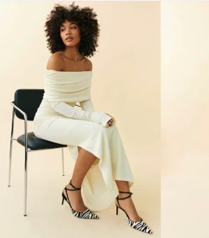 Vita/beige långklänning  - INTRESSEKOLL på min helt underbara vita klänning från Gina tricot. Denna klänning är så fin men kommer tyvärr inte till användning. Den är väldigt populär och är slutsåld i många storlekar( nypris 600) 