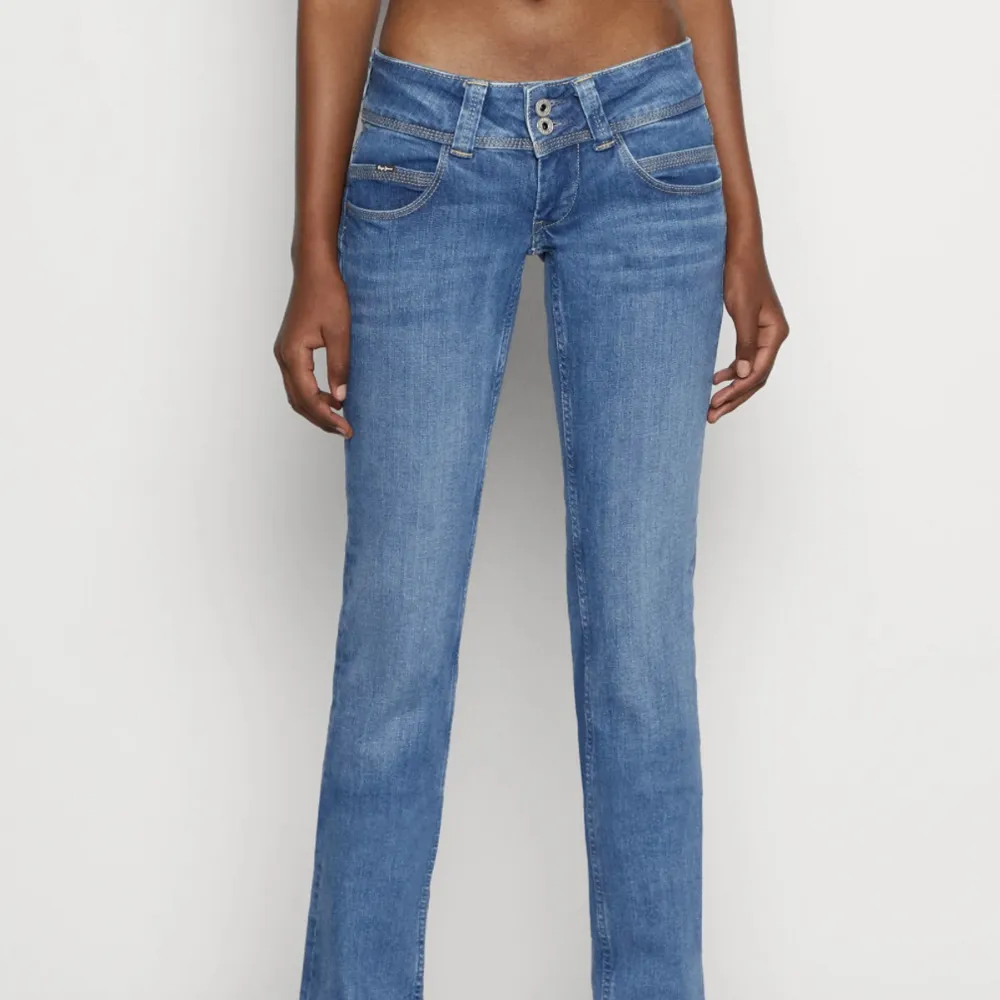 Säljer dessa skit snygga Pepe jeans från zalando 💕 Storlek 32/34 Nypris 849kr. Jeans & Byxor.