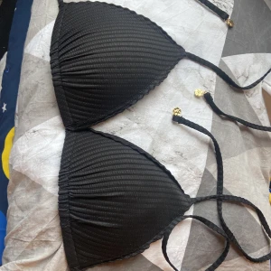 Bikiniöverdel - En svart bikinatopp som passar för de med en mindre byst. Vet inte riktigt var jag köpte den men den har aldrig blivit används