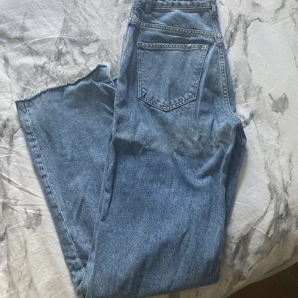 Säljer dessa baggy Jeans från Gina Tricot i perfekt skick. Använt kanske 5 ggr. Innerbenet är 84 cm,midjan är 70cm. Passar på mig som är 174 cm. Jag skickar paketet när du har betalat och skickar postbevis, antingen bild eller video💕💕 . Jeans & Byxor.