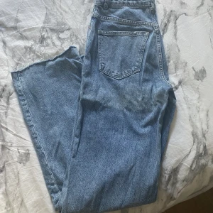 Högmidjade jeans från Gina - Säljer dessa baggy Jeans från Gina Tricot i perfekt skick. Använt kanske 5 ggr. Innerbenet är 84 cm,midjan är 70cm. Passar på mig som är 174 cm. Jag skickar paketet när du har betalat och skickar postbevis, antingen bild eller video💕💕 