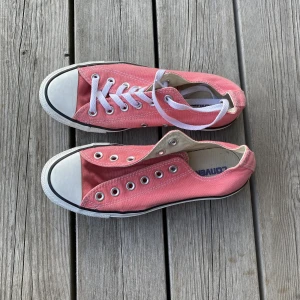 Converse - Låga converse stl 39 (passar även 38) 100kr💕