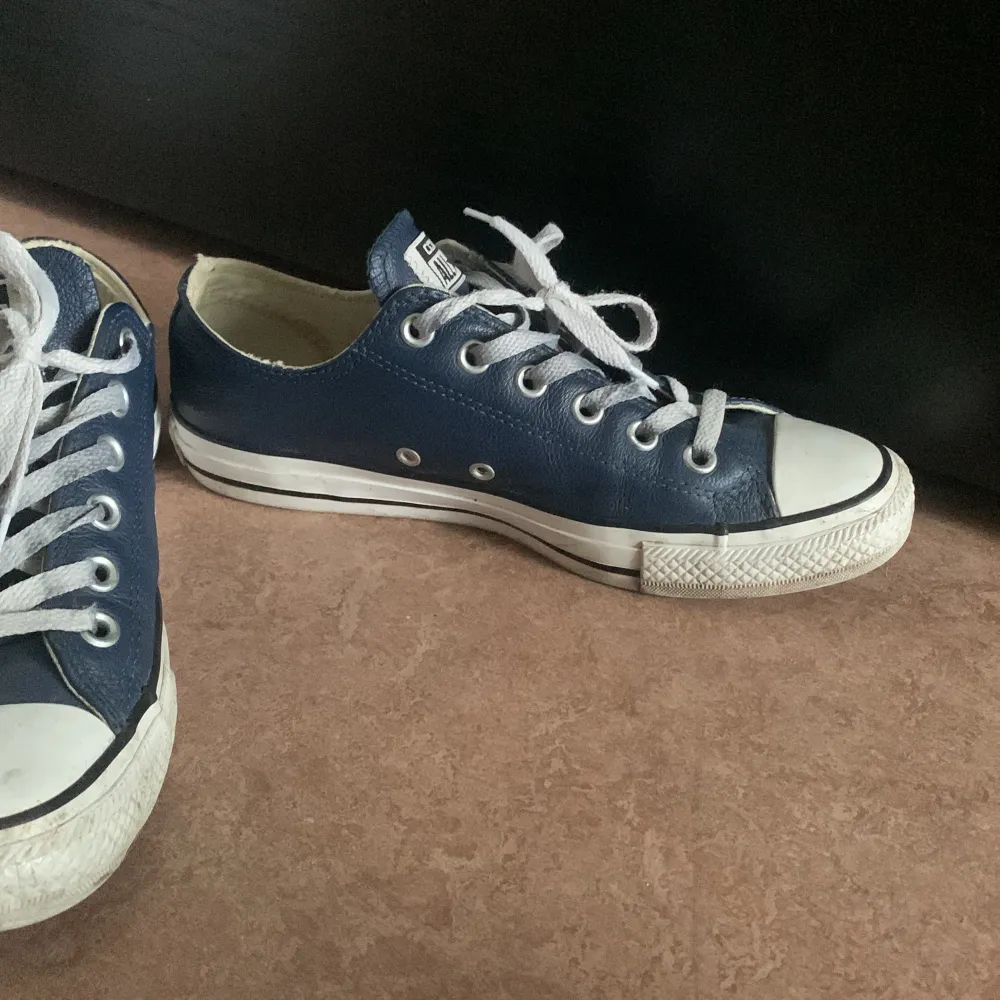 Jätte snygga låga blåa läder converse. Älskar verkligen dessa skor men de är tyvärr för små på mig. Jätte bra skick. Köptes här på plick. Storlek: 39 Säljer: 300kr. Skor.