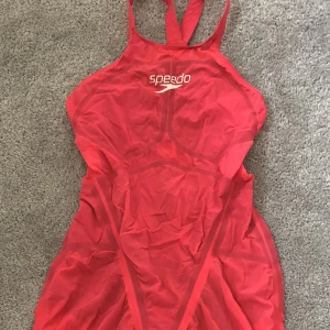 Tävlingsbaddräkt  - Hej! jag säljer min speedo fastskin LZR pure valor pink open back som jag har använt under tävlingar. Inköpt för 1 år sen och är använd därför ganska lågt pris. Den är lite sliten och fina lappen är också sliten. Inköpt för 4000kr och jag säljer 600