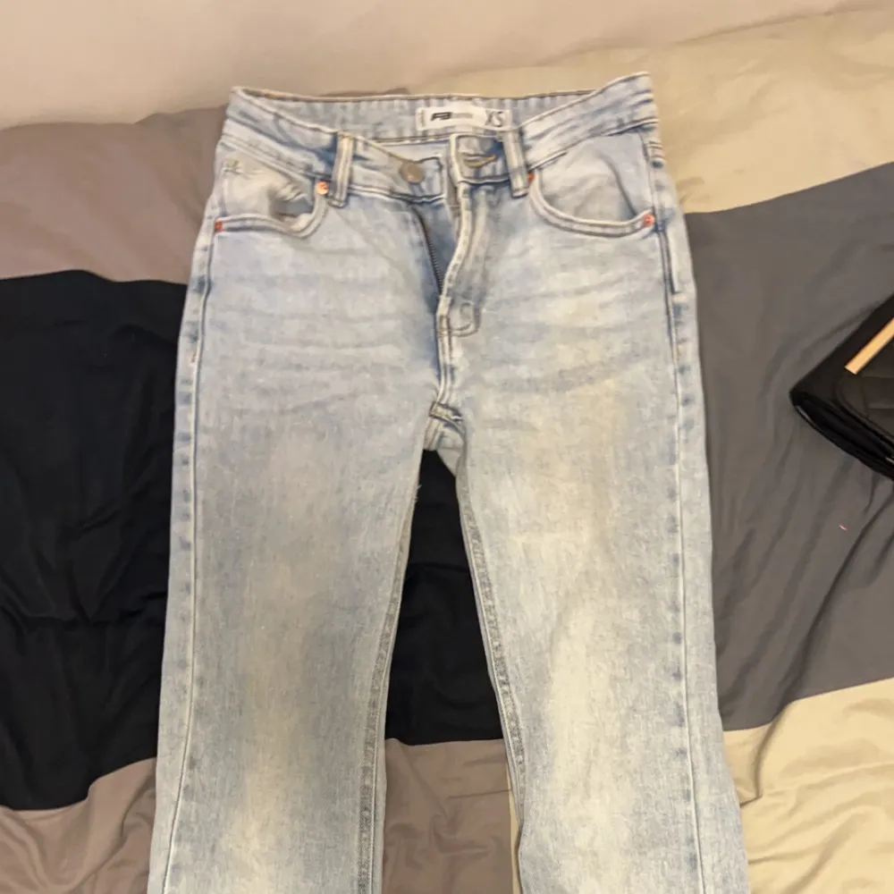 säljer jätte fina jeans från New Yorker! strl xs. de är lite försmå för mig i längden och i passformen. jag är 160 lång och har breda ben.. köptes för 219kr o är knappt använda så säljer för 180 plus frakt.😊 . Jeans & Byxor.