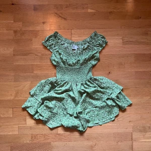 grön playsuit från prinsess polly - jättefin grön playsuit från princess polly! säljer även en röd i samma modell på min profil!