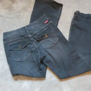Säljer dessa jeans från H&M med skit snygga fickor o säljer för att de kommer ej till andvänding💗💗