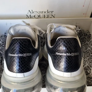 Alexander McQueen  - Size 43,5 Condition : 9,9/10 DM för mera bilder. Garanterat du kommer bli nöjd med kondition av skorna. 