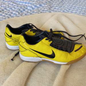 Träningsskor från Nike i gul färg. Storleken är 38 och de är i fint skick! 