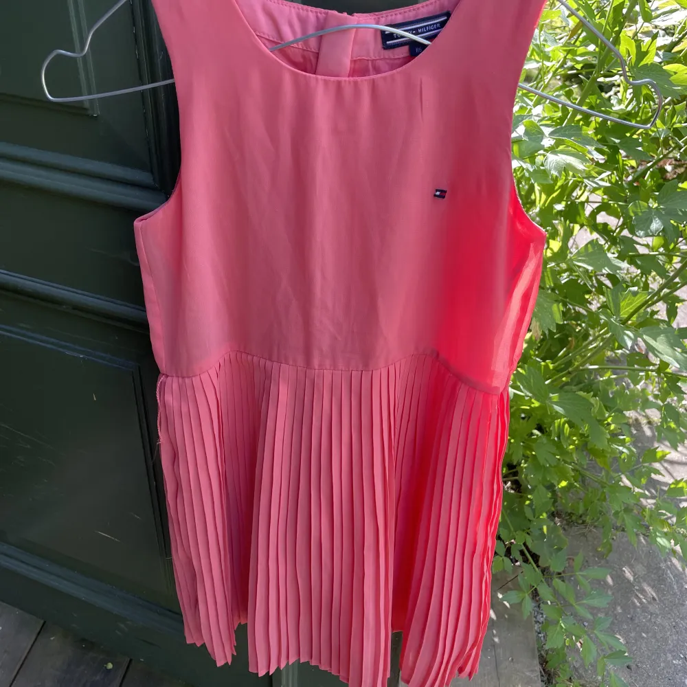 Aprikosfärgad klänning, använd fåtal ggr. Klänningar.