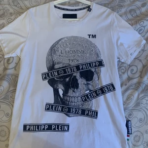 Philipp Plein T-shirt - säljer denna äkta Philipp Plein tshirten då den är förstor på mig. Den har rhinestones på döskallen. Storlek XXL men sitter mer som en oversized män M. Har qr-kod innuti som man kan skanna så man ser den är äkta. Bara att skriva vid frågor❤️