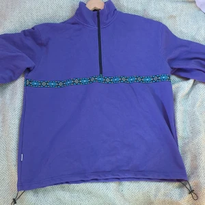 !!OANVÄND!!  Lila retro style tröja - Retro style tröja från Carlings. Justerbar nertill (se bild 3).  Pris kan prutas