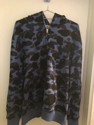 Bape zip - Säljer denna kofta för den är för liten och inte använd  