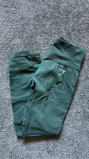 Gymshark tights - Säljer ett par gröna Gymshark Vital Seamless 2.0 pga använder inte. Bra skick! Inga hål etc. 💚