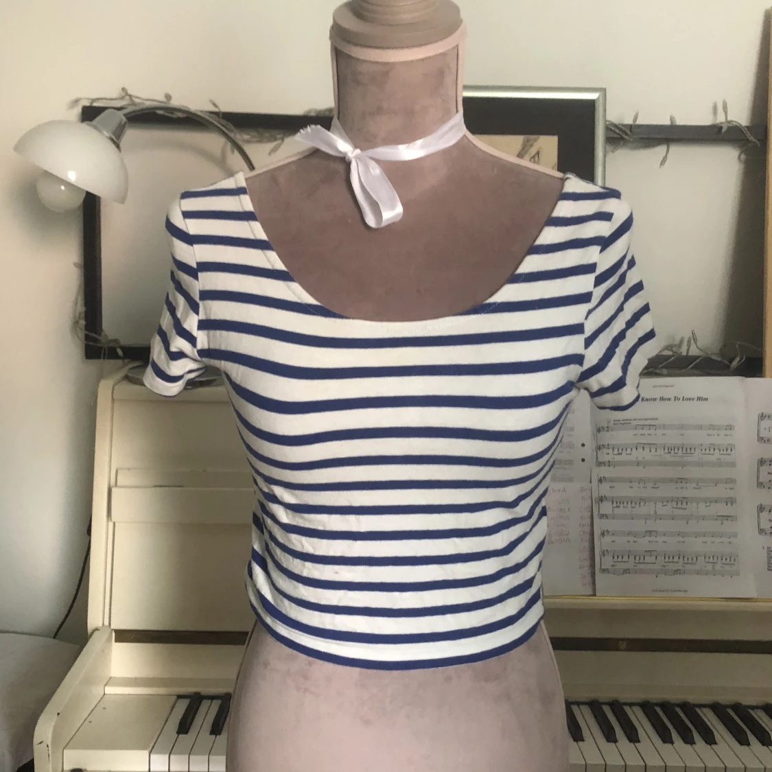 Gullig blå- och vitrandig tröja - 90