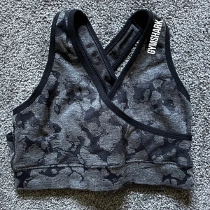 Gymshark sport-bh - Säljer min Adapt Camo Seamless sport-bh då jag inte använder den. Använd max 3 gånger då jag inte riktigt diggar denna modellen! 🩷