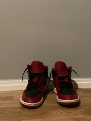 Jordan 1 mid - Säljer mina Jordan 1 mid’s. Ganska bra skick. 