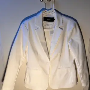 Säljer en vit kostym från Vero Moda. Har använts 1-2 gånger och är i nyskick. Lite stretch i materialet.  Kan även säljas i delar 
