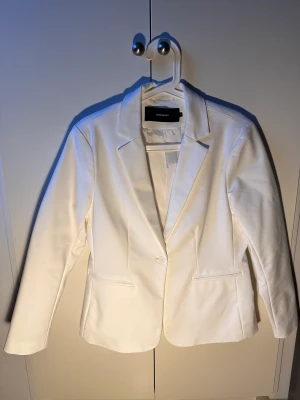 Vit kostym - Säljer en vit kostym från Vero Moda. Har använts 1-2 gånger och är i nyskick. Lite stretch i materialet.  Kan även säljas i delar 