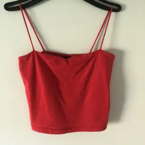Ett sommrit rött linne från Gina i strl S passar även XS. Linnet är fläckfritt använd 1 gång, nästan som ny. Fler bilder kan skickas vid intresse. Frakt ingår ej