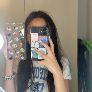 Mobilskal iPhone 8 Plus  - Ett mobil skal för iPhone 8 Plus.Tyvärr kunde jag inte ta ett kort på hur det ser ut på men hoppas det funkar ändå,super gulligt att den har sushi bitar på 🍣⭐️😍