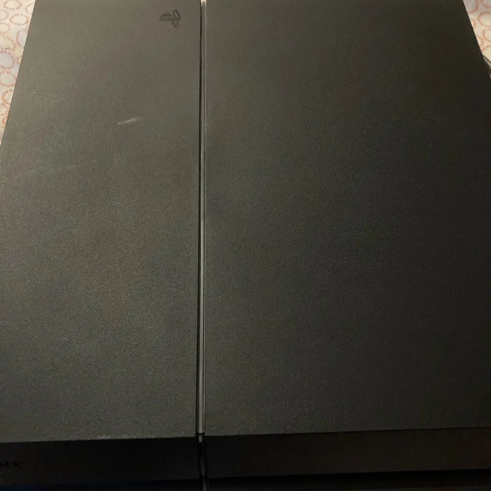 PlayStation 4 till salu en kontroll ingår i priset . Accessoarer.