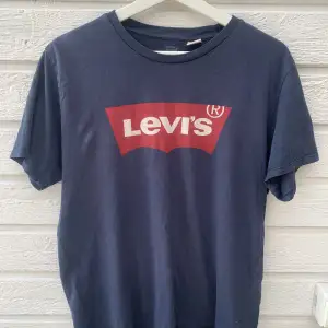 Blå t-shirt med röd Levi’s logga. Storlek medium
