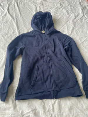 Tröja  - Säljer min tröja har använt en gång och den är 158-164