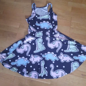 Kawaii klänning med dinosaurier  - S-L