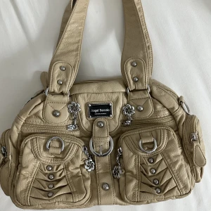 Väska - Oanvänd, och i bra skick  Bredd: 40 cm Höjd: 24 cm