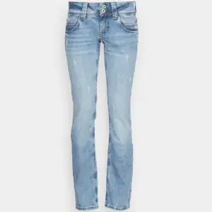 Jätte snygga jeans från Pepe Jeans! Modellen heter Venus, low rise straight leg! Inga slitningar ser ut som nya😇💗💗pris kan diskuteras, nypris:1100kr