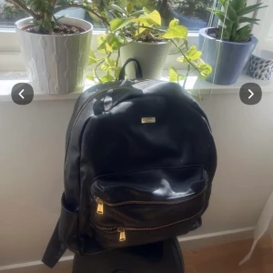 Dondonna ryggsäck konstläder  - Fin begagnand dondonna väska med många fack vanlig storlek 