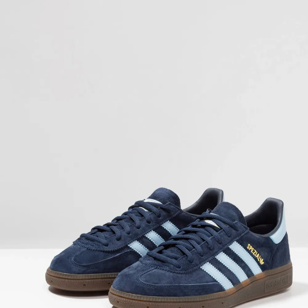 Säljer mina grymt snygga adidas spezias i mörkblått och ljusblått. Köpta för ca 2 månader sedan så fortfarande väldigt bra skick. Storlek 39 1/3 och nypris 1000kr. Skriv för egna bilder! 💕 Köpare står för porto. . Kengät.