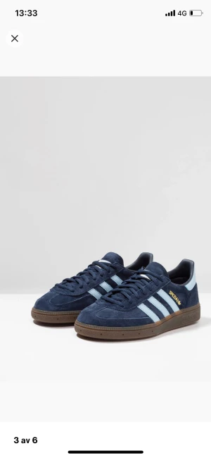 Adidas handball spezial - Säljer mina grymt snygga adidas spezias i mörkblått och ljusblått. Köpta för ca 2 månader sedan så fortfarande väldigt bra skick. Storlek 39 1/3 och nypris 1000kr. Skriv för egna bilder! 💕 Köpare står för porto. 