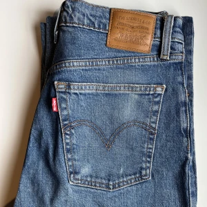 Levis Jeans Ribcage Straight  - Jeans i bra skick med benlängd 70 cm. Passar som storlek 38.