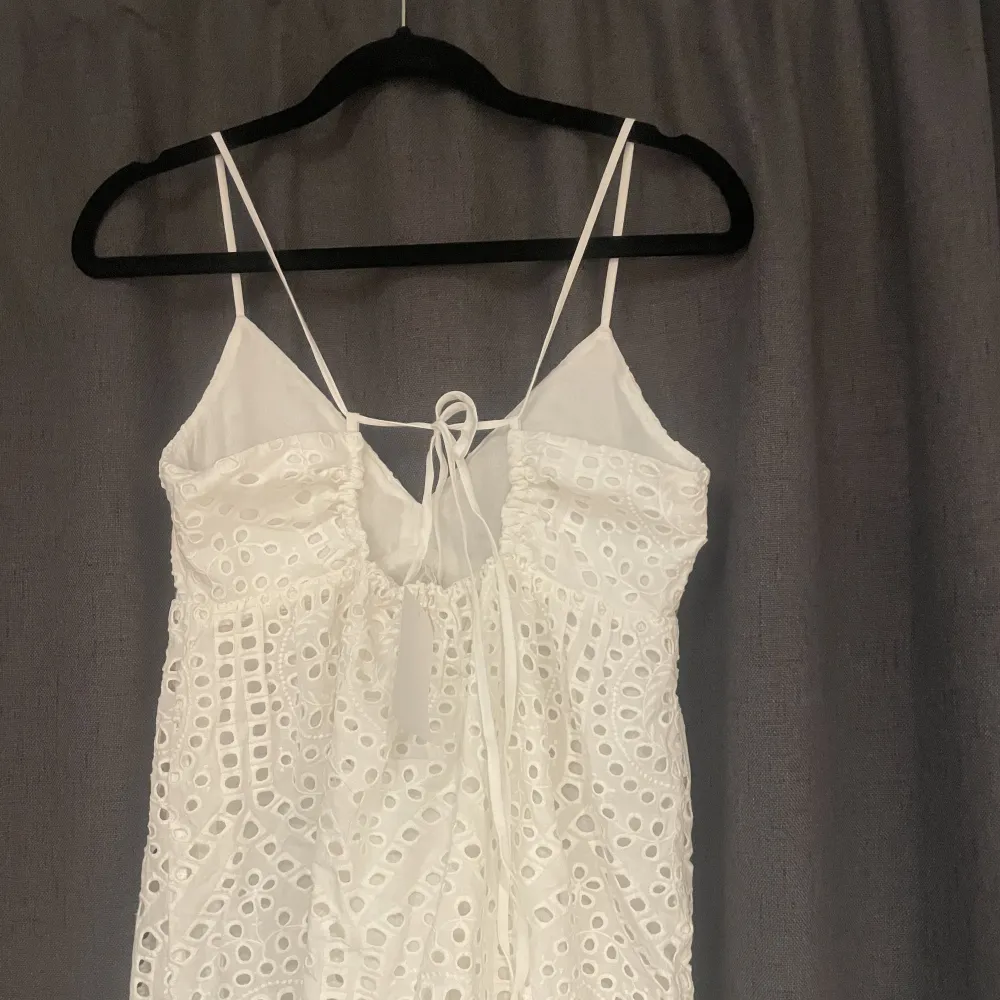 En vit jätte fin klänning från hm. Aldrig använd. Säljer pga att det inte rikigt var min stil . Klänningar.